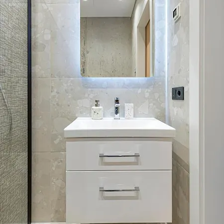 Cityscape View 1 Bd By Domvia Apartman